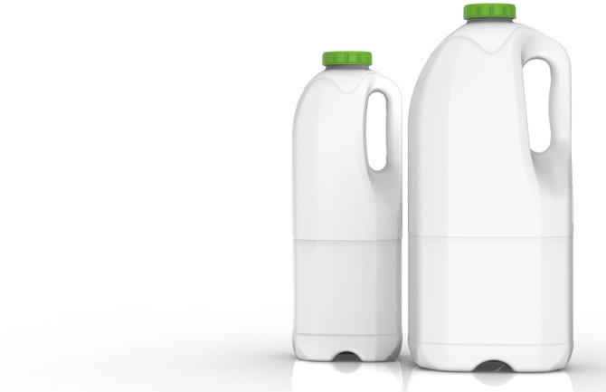 Zwei weiße Plastikkrüge mit grünem Deckel auf weißem Hintergrund, einer höher als der andere.