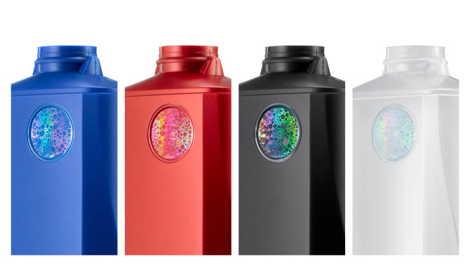 Garrafas plásticas quadradas azuis, vermelhas, pretas e brancas com adesivos holográficos coloridos.