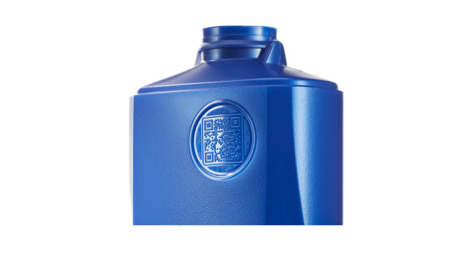 Recipiente de plástico azul com o logotipo da ALPLA, fundo branco.