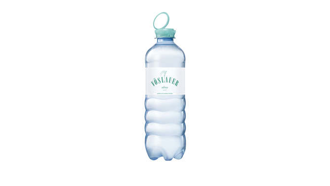 Vöslauer stilles Mineralwasser in der 500-ml-PET-Flasche mit integriertem Trageverschluss, beide hergestellt von ALPLA.