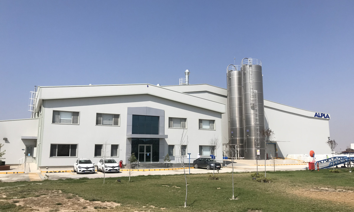 ALPLA’s newly inaugurated manufacturing plant in Konya, Türkiye, featuring modern production infrastructure, large storage silos, and a clean industrial environment with the ALPLA logo on the building